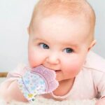 Babyjem Ръкавица за чесане на зъбки розова